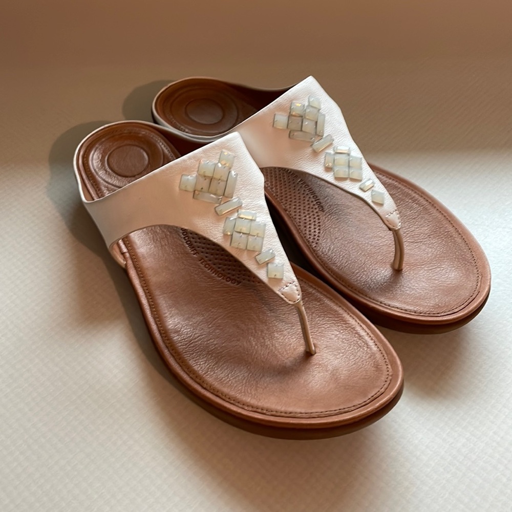 WOMEN’S Fitflop Leather Toe Thong Sandals